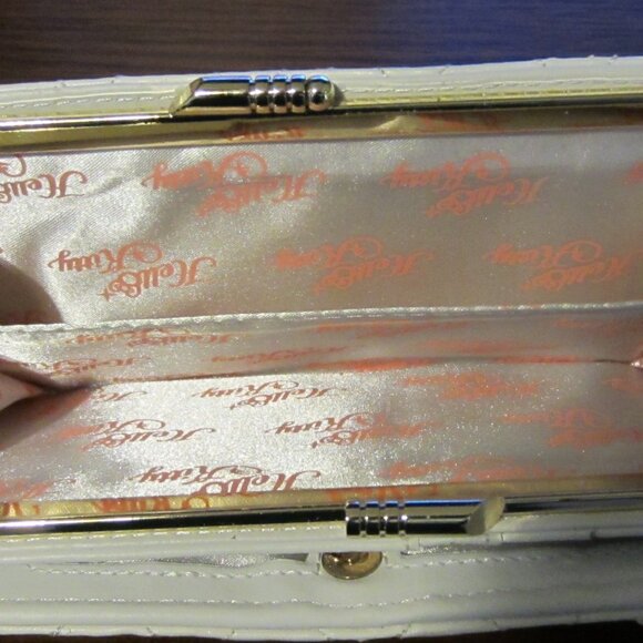 Hello Kitty Quilted Embroidery Bifold Wallet - Picture 4 of 5